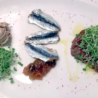 Tramerka: pašteta iz raže, dimljeni sardoni s čebulno marmelado in tuna