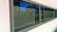 Razbili so  šipo v bližini vhoda v knjižnico.