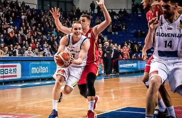 Klemen Prepelič (z žogo) je bil ključni slovenski igralec v Črni 
gori.