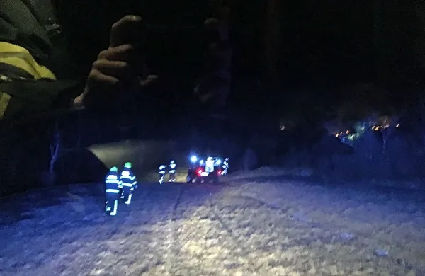 Gasilce je med gašenjem pri enajstih stopinjah pod ničlo brila še 
orkanska burja.
