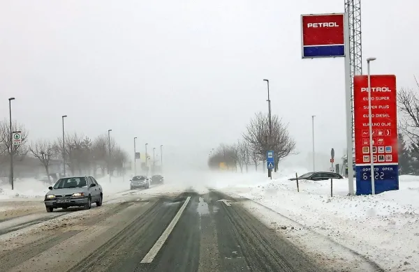Čeprav v okolici Postojne vseskozi plužijo, burja ustvarja nove in 
nove zamete.