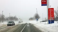 Čeprav v okolici Postojne vseskozi plužijo, burja ustvarja nove in 
nove zamete.