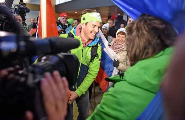 Žan Košir  ob prihodu na brniško letališče. 
