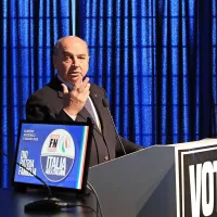 Župan Roberto Dipiazza med govorom na shodu neofašistične 
stranke Forza Nuova v Trstu. 