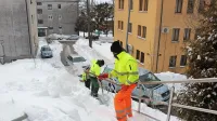 David, Mirko in Nina iz podjetja Kompost so včeraj kljub globokemu minusu po Postojni čistili stopnišča. 