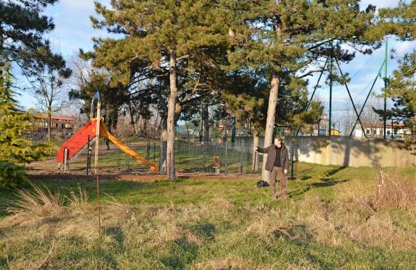 Kamp bi zgradili na robu vasi Sela na Krasu, kjer že imajo igrišče 
za nogomet in košarko, balinišče in otroško igrišče.
