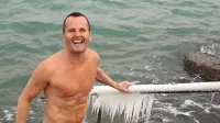 Jadran Volčič in ledene sveče na ograji. 