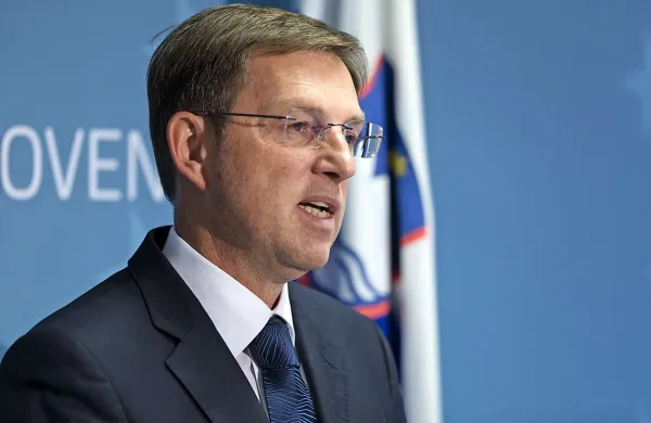Bo slovensko tožbo proti Hrvaški vlagal Miro Cerar ali prihodnja 
vlada?