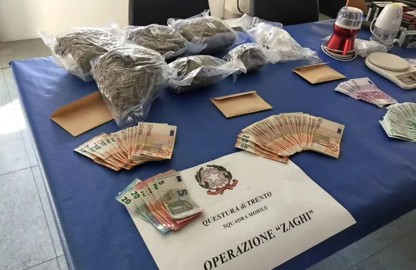 Na novinarski konferenci so policisti na ogled postavili zaseženo 
drogo, denar in orožje. 