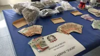 Na novinarski konferenci so policisti na ogled postavili zaseženo 
drogo, denar in orožje. 