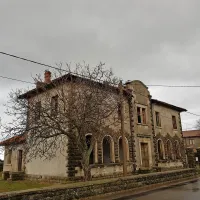 Staro šolo so zgradili leta 1932 in je svoja vrata zaprla leta 1965.
