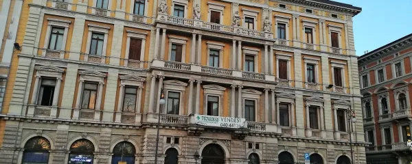Palača Kalister v Trstu, ki jo je zgradil Franc Kalister, eden najbogatejših Slovencev v času Avstro-Ogrske, je na prodaj.
Palača pomeni enega od pomnikov slovenstva v Trstu, nekateri ocenjujejo, da bi jo zato morala odkupiti naša država.
