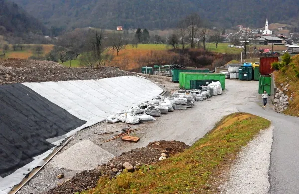Prekrivajo še zadnji del oziroma brežine zaprte deponije.