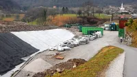 Prekrivajo še zadnji del oziroma brežine zaprte deponije.