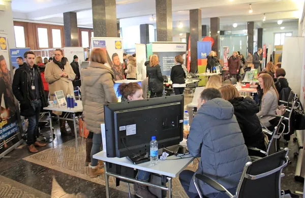 V avli novogoriške mestne občine so včeraj  ves dan potekale 
izmenjave informacij med delodajalci  in iskalci zaposlitve.