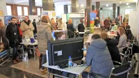V avli novogoriške mestne občine so včeraj  ves dan potekale 
izmenjave informacij med delodajalci  in iskalci zaposlitve.