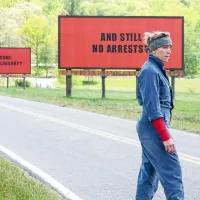 Mildred Hayes je lokalni policiji napovedala vojno z najemom 
jumbo plakatov.