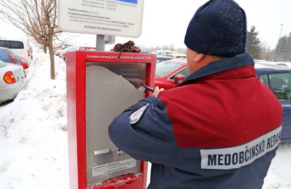 Včeraj zjutraj je bilo prvo opravilo postojnskih redarjev  čiščenje 
parkomatov.