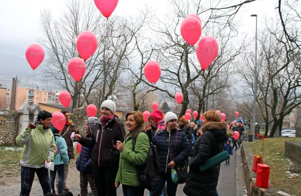Z rdečimi baloni ozaveščali o drugačnosti in sprejemanju