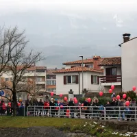 Z rdečimi baloni ozaveščali o drugačnosti in sprejemanju