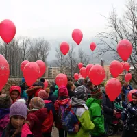 Z rdečimi baloni ozaveščali o drugačnosti in sprejemanju