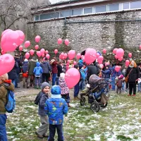 Z rdečimi baloni ozaveščali o drugačnosti in sprejemanju