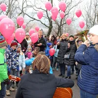 Z rdečimi baloni ozaveščali o drugačnosti in sprejemanju