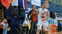 Dejan Milašinović (v ozadju trener Igor Thaler)  je najboljši strelec 
sežanske Mesarije Prunk.