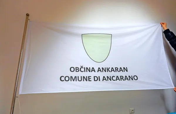 V občinskih prostorih in na drugih javnih mestih se ankaranska 
občina zadnja leta predstavlja s podobo bele zastave in zelenega 
grba.