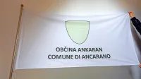 V občinskih prostorih in na drugih javnih mestih se ankaranska 
občina zadnja leta predstavlja s podobo bele zastave in zelenega 
grba.