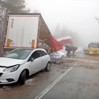 V nesreči je bilo udeleženih sedem vozil, tri tovorna, tri osebna in 
avtobus. 