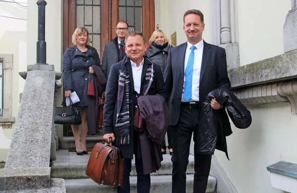 Boris Popovič z odvetnikom Francijem Matozom (za njima pa z 
leve odvetnica Alenka Majerič, odvetnik Dean Babič  in Maja 
Šviligoj Cernaz)