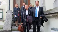 Boris Popovič z odvetnikom Francijem Matozom (za njima pa z 
leve odvetnica Alenka Majerič, odvetnik Dean Babič  in Maja 
Šviligoj Cernaz)