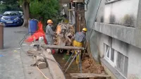 Delavci med izvajanjem pilotiranja, s katerim so stabilizirali teren 
ter poskrbeli za varnost objekta in ljudi.