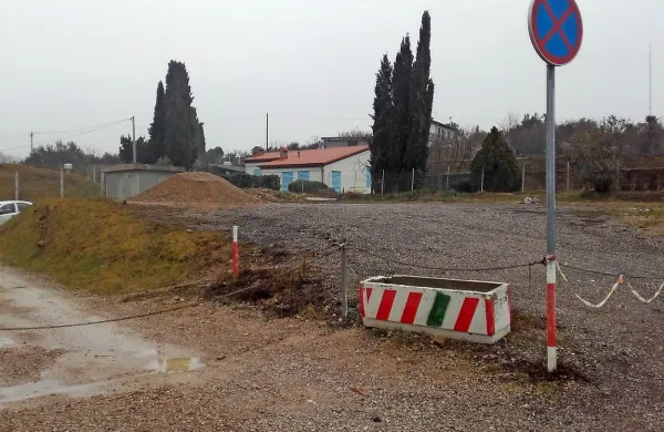 Parkirišče ob parkirni hiši na Arzah bodo predvidoma uredili do 
konca maja. 