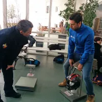 Gasilec Sebastjan Čuk (levo) je po predavanjih spoznal napravo, ki 
prikazuje naletno težo glave ob padcu z motorjem pri hitrosti 25 
kilometrov na uro.  