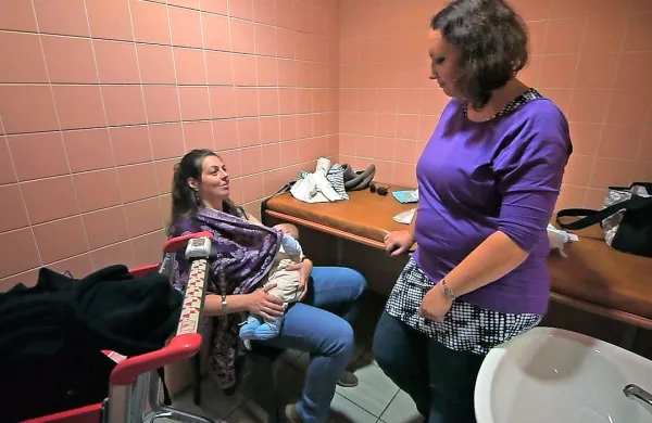 Odraščanje je intimni portret štirimesečnega Tiborja in njegovih 
mam Daje in Jedrt