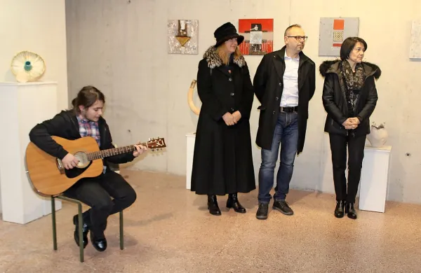  Razstava del Darinke Lapajne in Danila Jereba (prva in drugi z 
leve) bo  na ogled vsako popoldne do 17. marca.