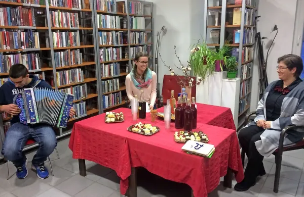 Čarobnost filcanja in petelj v knjižnici