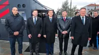 Državni sekretar na ministrstvu za infrastrukturo Jure Leben, 
koprski podžupan Peter Bolčič, Miro Cerar, minister za infrastrukturo Peter Gašperšič in minister za gospodarstvo Zdravko 
Počivalšek ob kontejnerju z maketo drugega tira. Maketa je stala 
približno 100.000 evrov. 