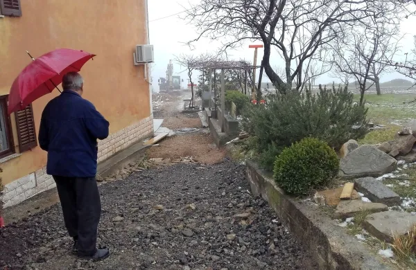 Krajan iz  Šentjan nad Portorožem se pritožuje, da že več kot mesec 
dni živi na gradbišču.     