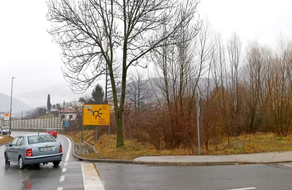 Zemljišča družbe Urbana v stečaju v trikotniku med Vojkovo in 
Kromberško ulico so bila na včerajšnji dražbi prodana. 