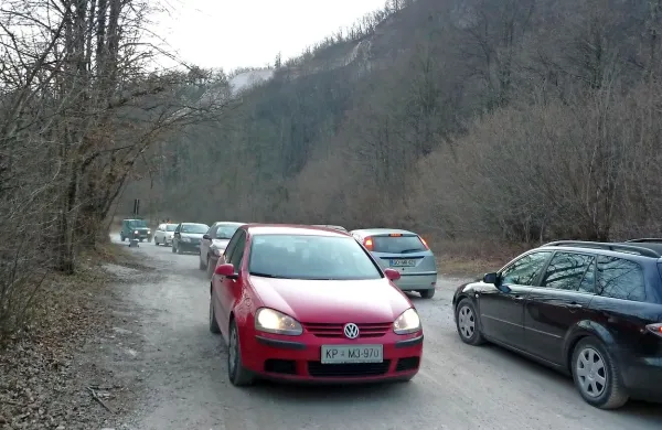 Makadamsko cesto pod kobariškimi ovinki bodo asfaltirali s 
ciljem, da bi postala urejen obvoz ob morebitnih zastojih na 
regionalki.