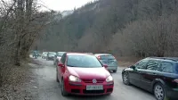 Makadamsko cesto pod kobariškimi ovinki bodo asfaltirali s 
ciljem, da bi postala urejen obvoz ob morebitnih zastojih na 
regionalki.