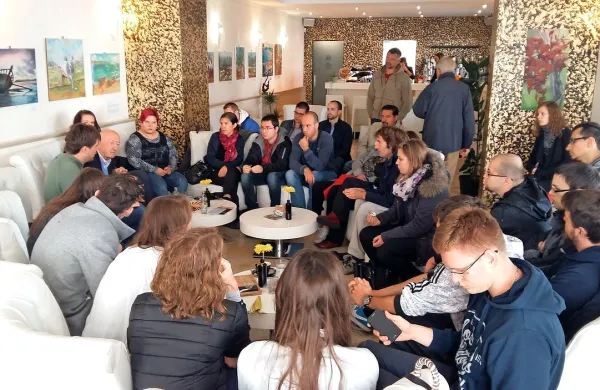 Po odslovitvi iz predavalnice so profesorji na pobudo študentov  “gverilsko” predavali na Titovem trgu in v bližnji 
kavarni.