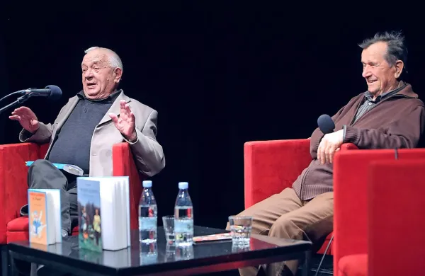 Knjigo Ni je šole brez karjole je uredil Jože Hočevar (desno), Andrej 
Jelačin pa jo je posvetil pokojni ženi Mariji Paravan Jelačin. 