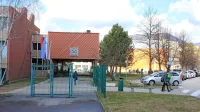 Novogoriški šolski center ima sedem organizacijskih enot, nekaj 
manj kot 300 zaposlenih, 2000 dijakov in 250 študentov.