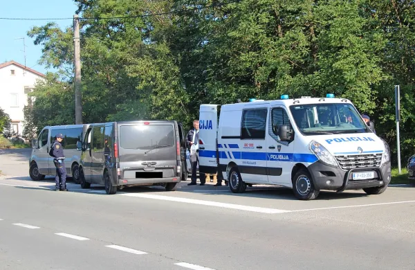 Policisti so septembra prestregli kombija, s katerima sta voznika 
prevažala 19 državljanov Kosova.