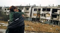 Obleganje je občutljiv in prodoren dokument o človeški razsežnosti preživetja in odpora proti brezumju in obupu.