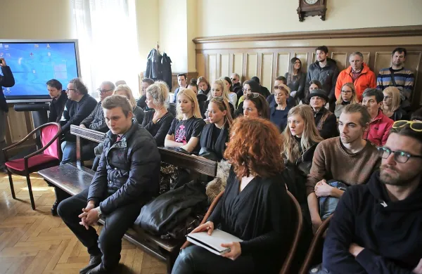 Včerajšnjega nadaljevanja glavne obravnave so se udeležili številni Tičevi igralski kolegi 